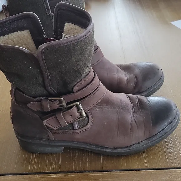 UGG  DISTRESSED LEATHER BOOTS