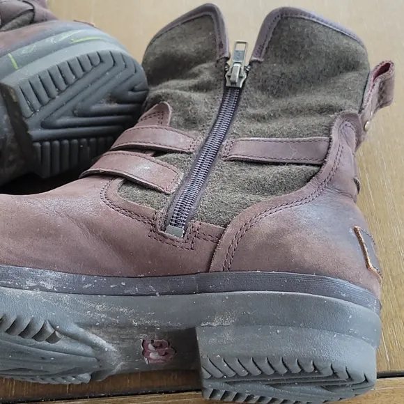 UGG  DISTRESSED LEATHER BOOTS