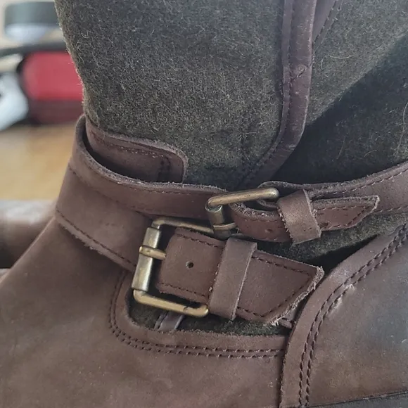 UGG  DISTRESSED LEATHER BOOTS