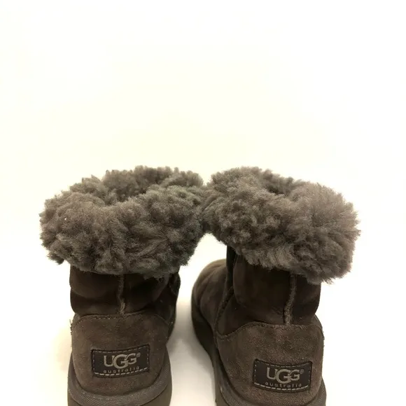 Ugg Girl's Winter Boots.  Size 1 Gray Suede  Sheepskin lined
