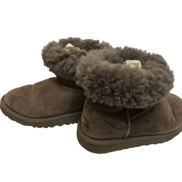 Ugg Girl's Winter Boots.  Size 1 Gray Suede  Sheepskin lined