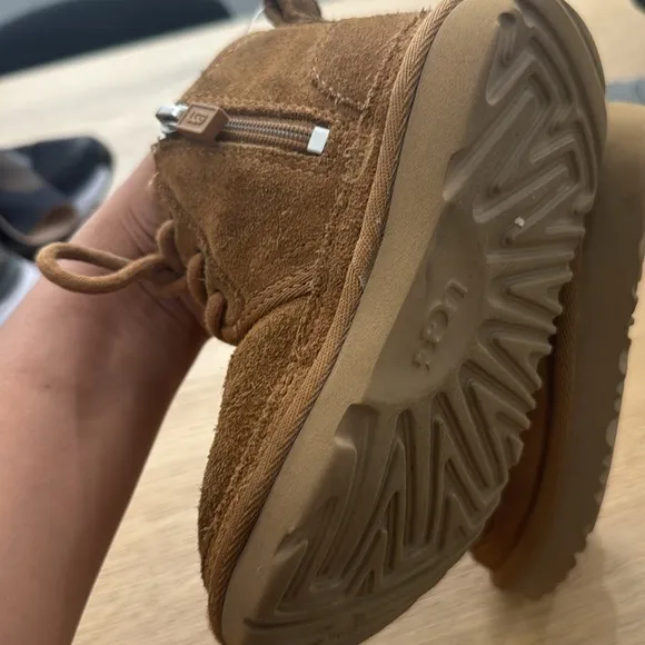 UGG KidsNeumel II ankle boots sz 9