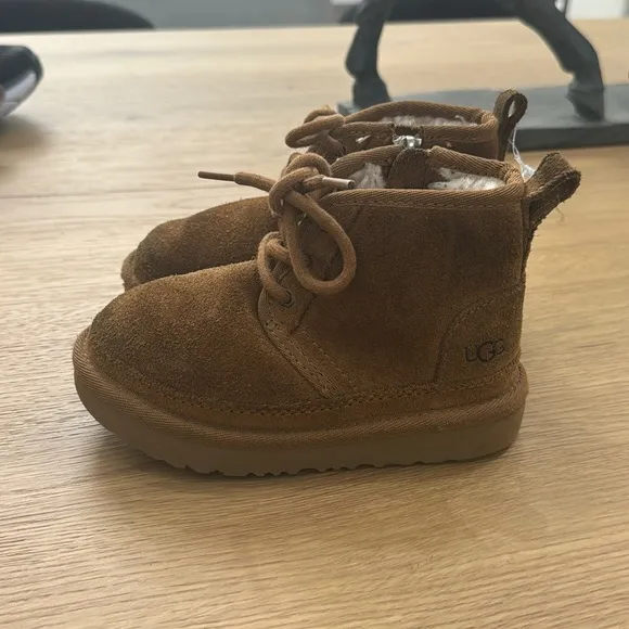 UGG KidsNeumel II ankle boots sz 9