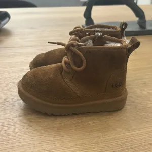 UGG KidsNeumel II ankle boots sz 9