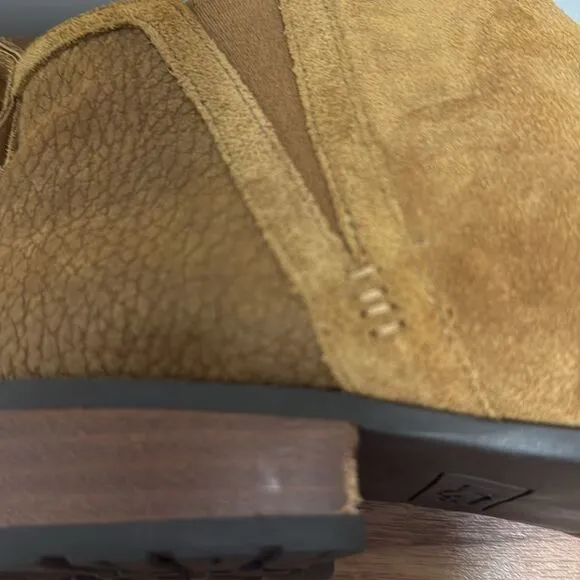 Ugg McClaire Chestnut Suede Ankle Boots. Size 9.