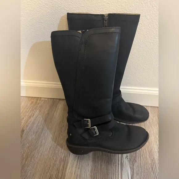 UGG Women’s Rosen Tall Boot - Black Matte Leather - Sheepskin Lined - Size 6