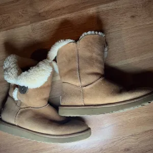 UGG Women's Tan Sheepskin button Boots:8