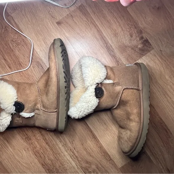 UGG Women's Tan Sheepskin button Boots:8
