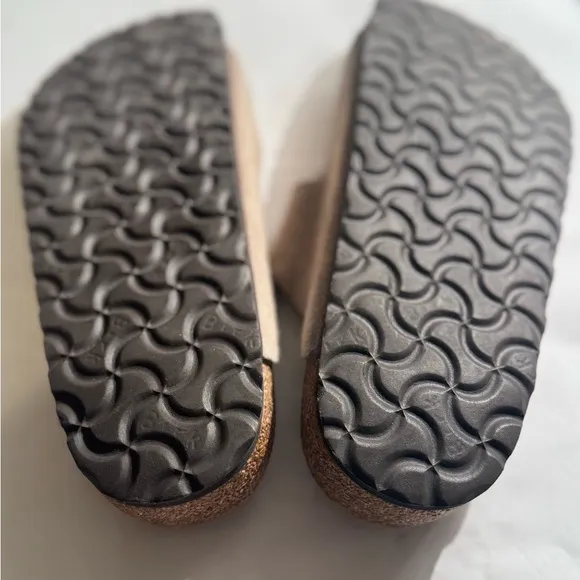 Used women’s Birkenstock Tan Sandals sz 40 soft 9-9.5