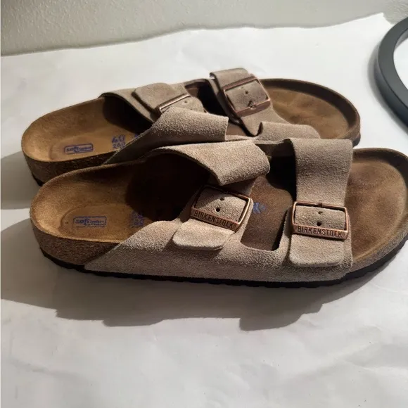 Used women’s Birkenstock Tan Sandals sz 40 soft 9-9.5