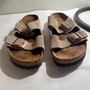 Used women’s Birkenstock Tan Sandals sz 40 soft 9-9.5