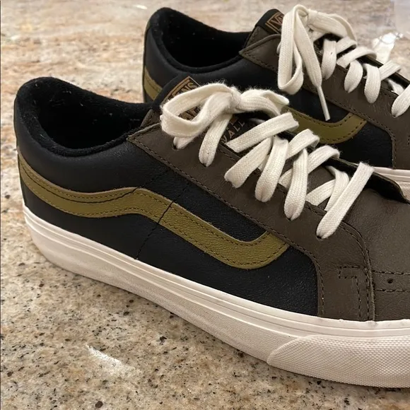 Vans off the Wall Thalia Surf X Men's 9 Sneakers Ultracush Insole Rare lace up