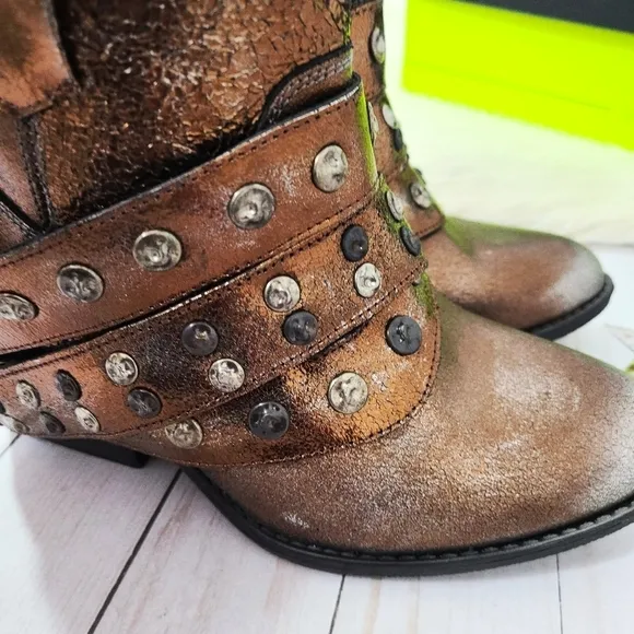 Very Volatile Cowboy Boots Copper strappy studded metallic size 7 NEW