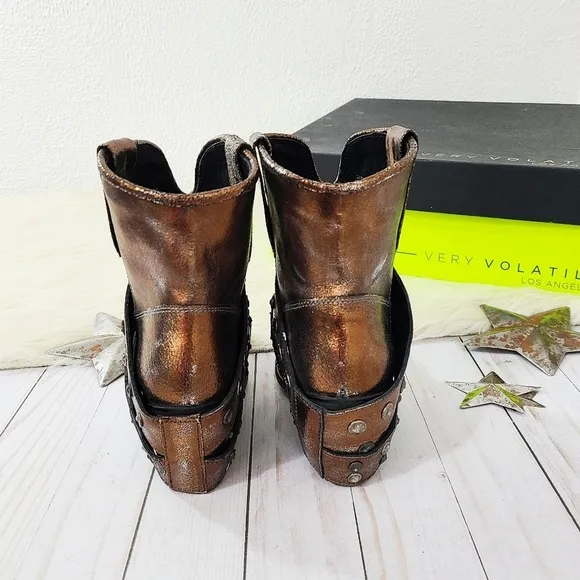 Very Volatile Cowboy Boots Copper strappy studded metallic size 7 NEW