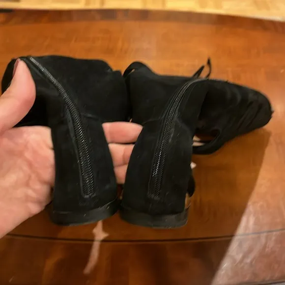 Vince Camuto gladiator knee high sandals. Natural suede leather. Black, size 8.5