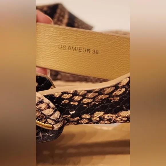 Vince Women's Morris Snakeskin Embossed Leather Thong Sandals Size 6