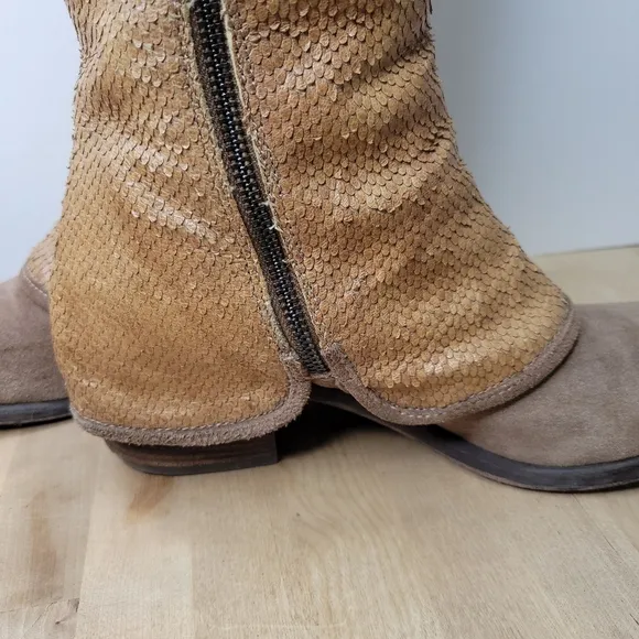 Vintage Donald Pliner tall snakeskin boots with zipper detail size 8.5