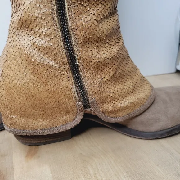 Vintage Donald Pliner tall snakeskin boots with zipper detail size 8.5