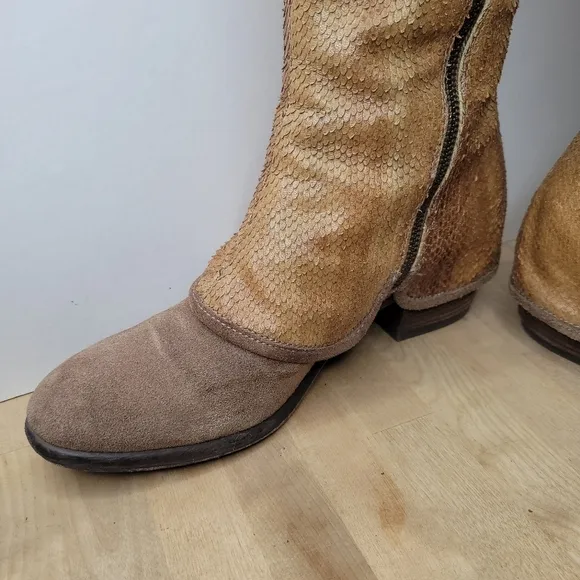 Vintage Donald Pliner tall snakeskin boots with zipper detail size 8.5