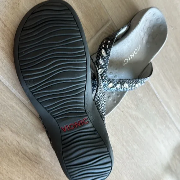 Vionic flip flop sandals with black strap and rhinestone bling