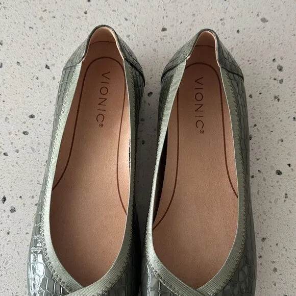 Vionic Caroll Women’s Size 8 Flats Army Green Patent Croc Leather Casual Shoes
