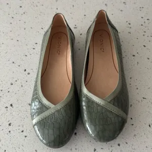 Vionic Caroll Women’s Size 8 Flats Army Green Patent Croc Leather Casual Shoes