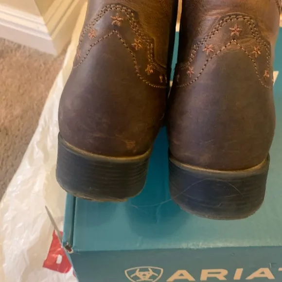 Wide squared boots for Boy in good condition used once comfortable ariat