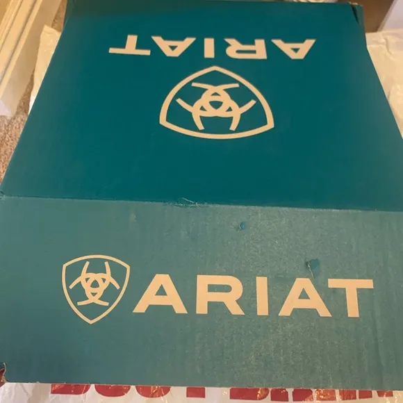 Wide squared boots for Boy in good condition used once comfortable ariat