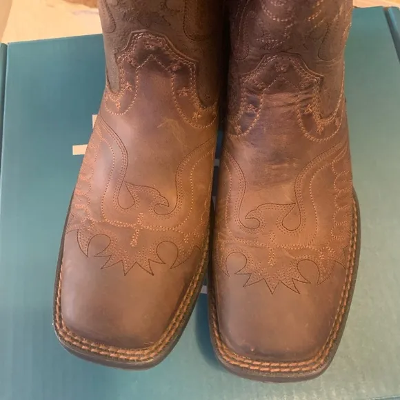 Wide squared boots for Boy in good condition used once comfortable ariat