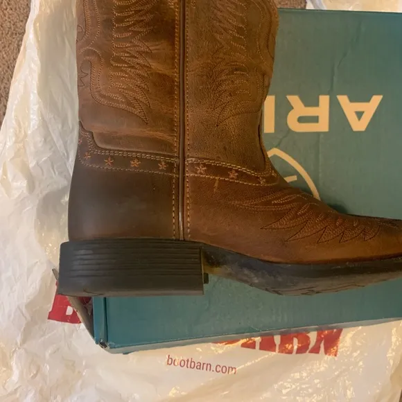 Wide squared boots for Boy in good condition used once comfortable ariat