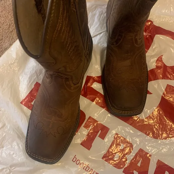 Wide squared boots for Boy in good condition used once comfortable ariat