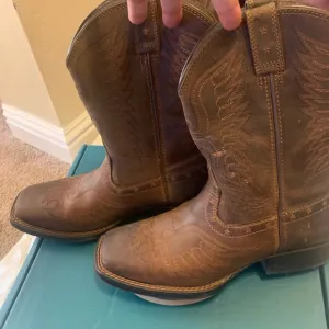 Wide squared boots for Boy in good condition used once comfortable ariat