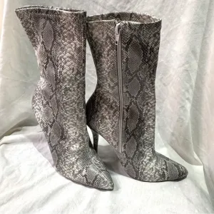 Wild Diva Faux Snakeskin Womens short Boots with stiletto heels, zipper Size 7.5
