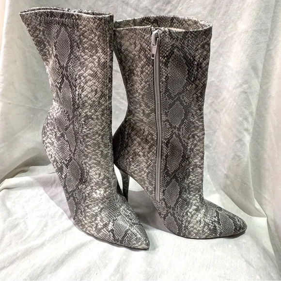Wild Diva Faux Snakeskin Womens short Boots with stiletto heels, zipper Size 7.5