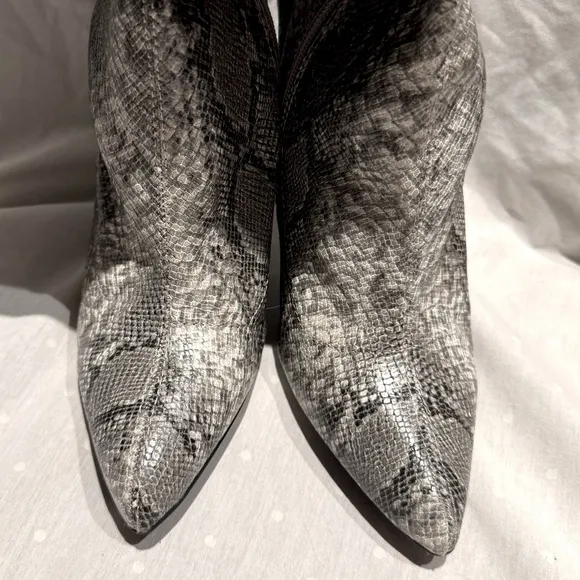 Wild Diva Faux Snakeskin Womens short Boots with stiletto heels, zipper Size 7.5