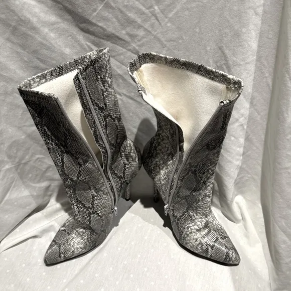 Wild Diva Faux Snakeskin Womens short Boots with stiletto heels, zipper Size 7.5