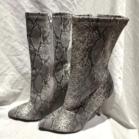 Wild Diva Faux Snakeskin Womens short Boots with stiletto heels, zipper Size 7.5