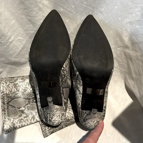 Wild Diva Faux Snakeskin Womens short Boots with stiletto heels, zipper Size 7.5