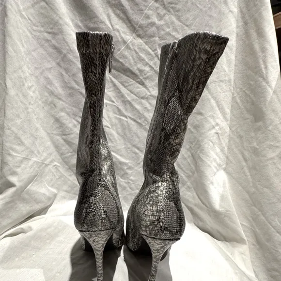 Wild Diva Faux Snakeskin Womens short Boots with stiletto heels, zipper Size 7.5