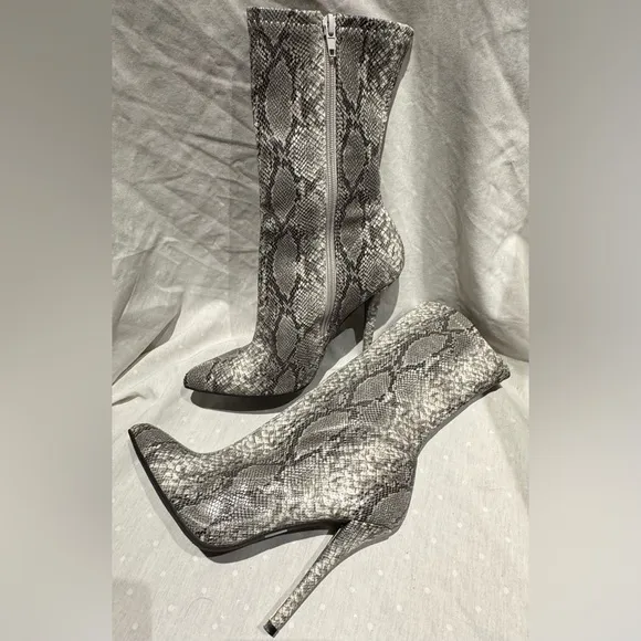 Wild Diva Faux Snakeskin Womens short Boots with stiletto heels, zipper Size 7.5