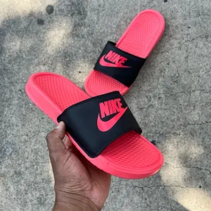 WMNS NIKE BENASSI SLIDES JUSTDO IT BLACK HYPER PUNCH JDI