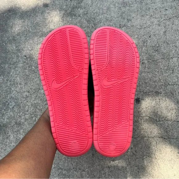 WMNS NIKE BENASSI SLIDES JUSTDO IT BLACK HYPER PUNCH JDI