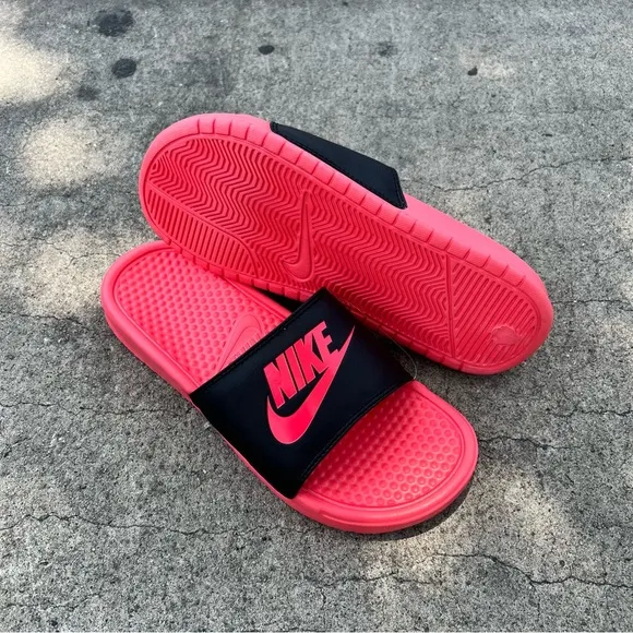 WMNS NIKE BENASSI SLIDES JUSTDO IT BLACK HYPER PUNCH JDI