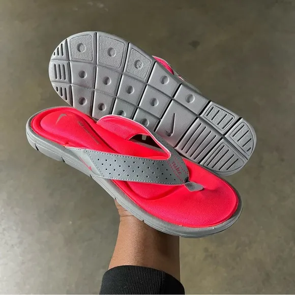 WMNS NIKE COMFORT THONG SILVER GREY HOT NEON PINKS FOOTBEDS FOOT BED FOOTBED .