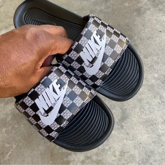 WMNS NIKE VICTORI ONE SLIDES JUSTDO IT WHITES PRINTS