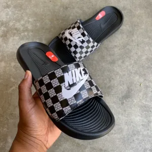 WMNS NIKE VICTORI ONE SLIDES JUSTDO IT WHITES PRINTS