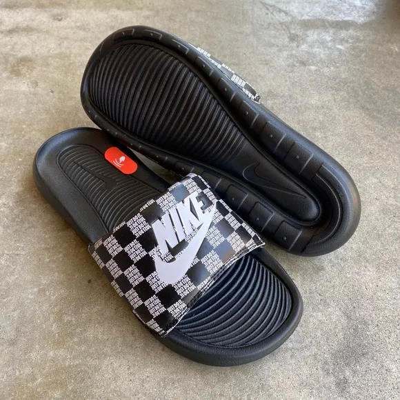 WMNS NIKE VICTORI ONE SLIDES JUSTDO IT WHITES PRINTS