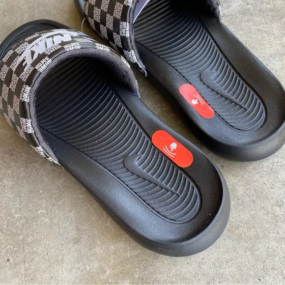 WMNS NIKE VICTORI ONE SLIDES JUSTDO IT WHITES PRINTS