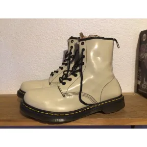 Womens Dr. Martens Cream 1460 Porcelain Sz 11 Patent Leather Lace Up Ankle Boots