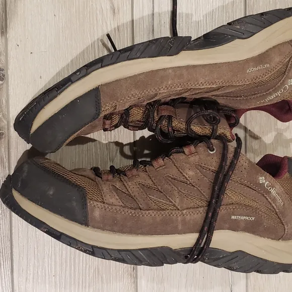 womens size 12 Columbia waterproof hiking shoes bottoms are dirty